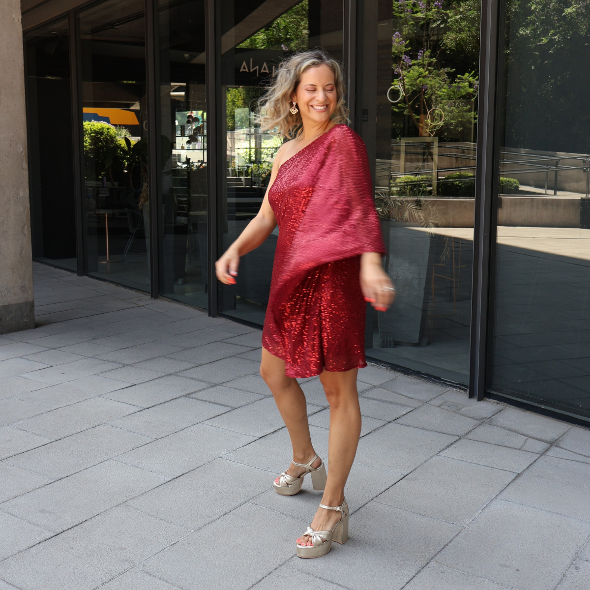 VESTIDO CORTO BRILLOS BURDEO