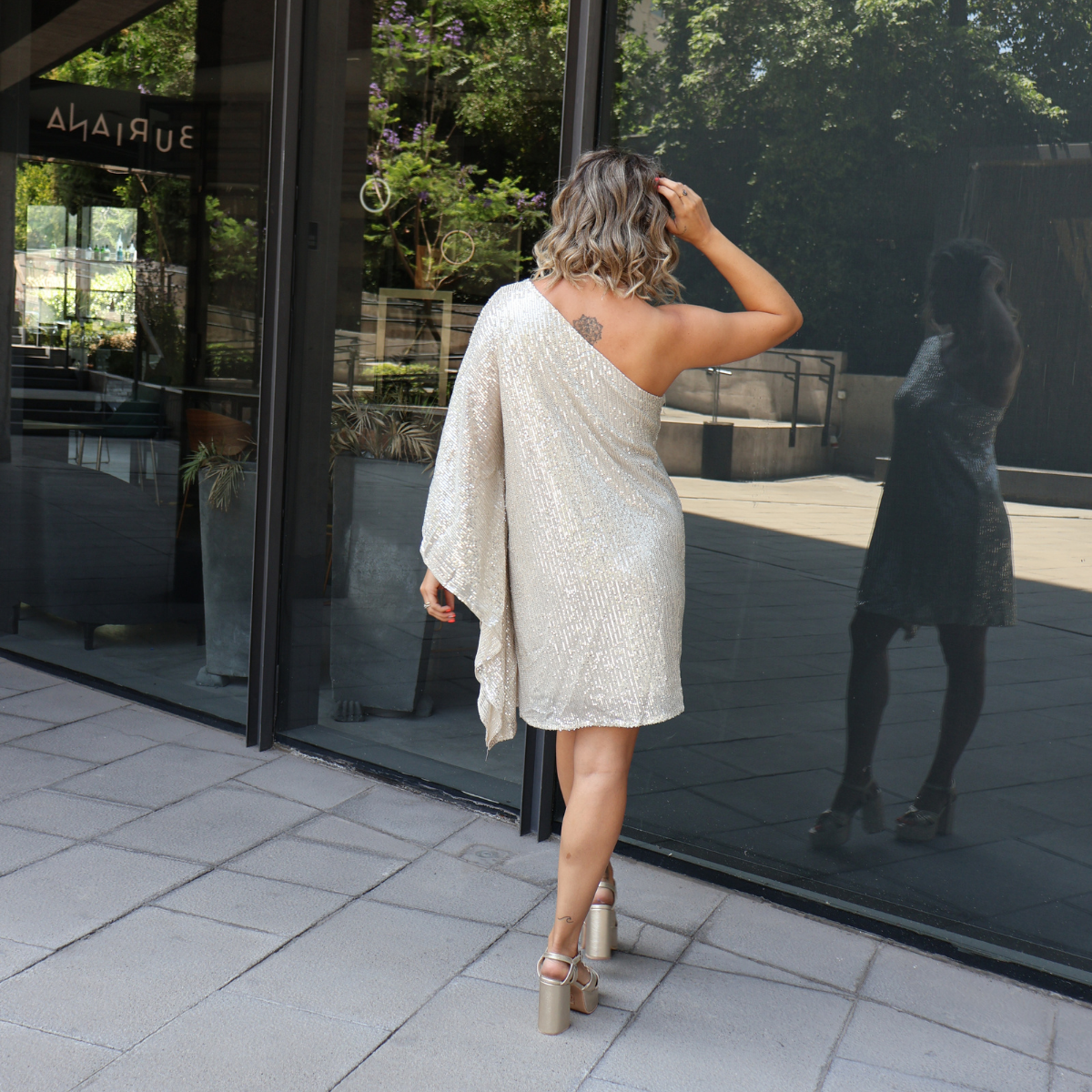 VESTIDO CORTO BRILLOS PLATA