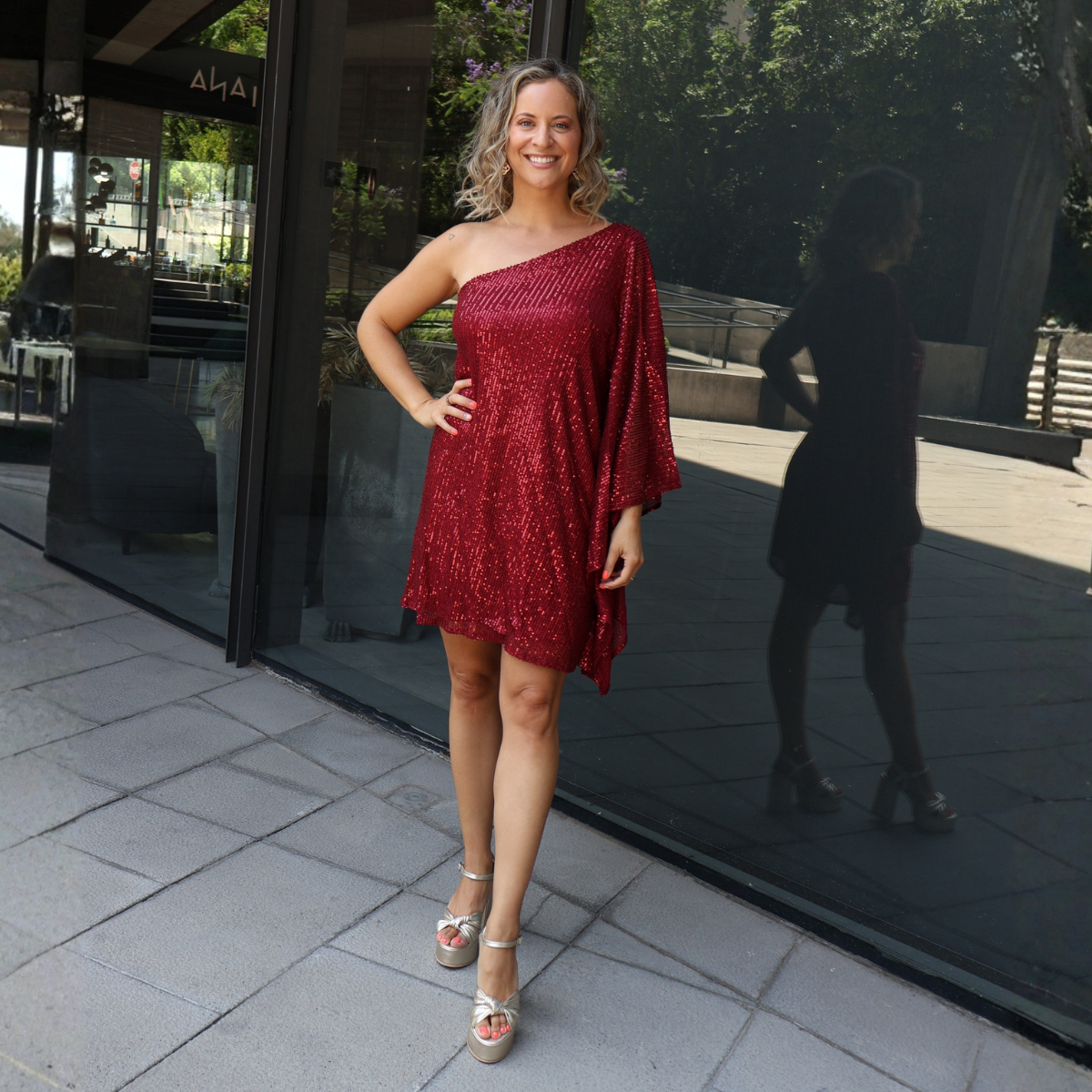 VESTIDO CORTO BRILLOS BURDEO