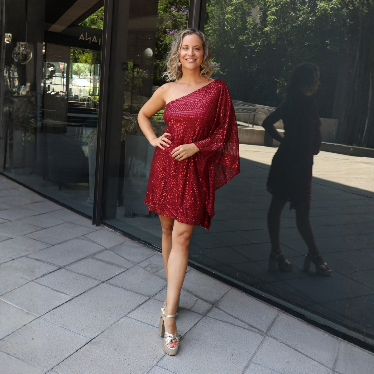 VESTIDO CORTO BRILLOS BURDEO