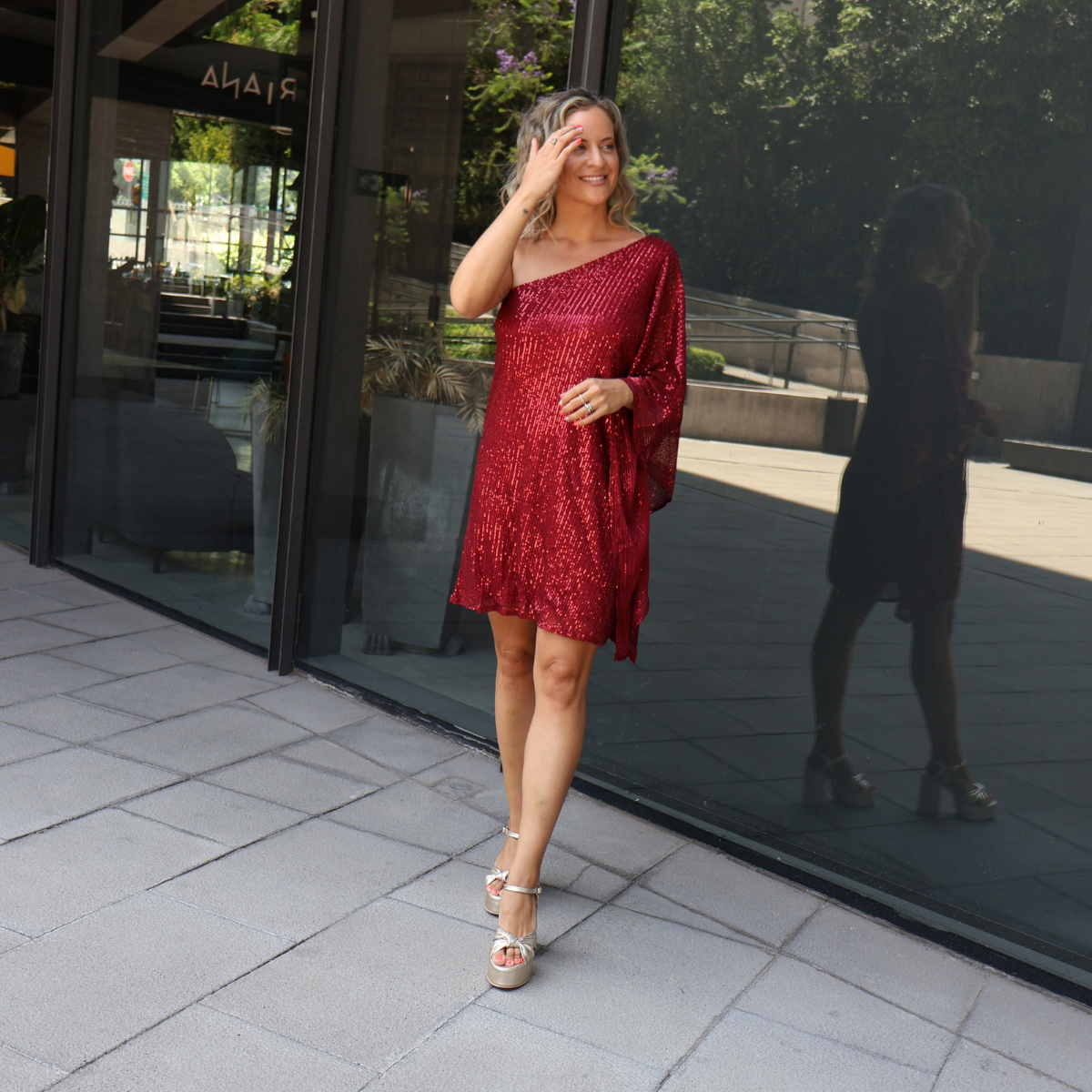 VESTIDO CORTO BRILLOS BURDEO