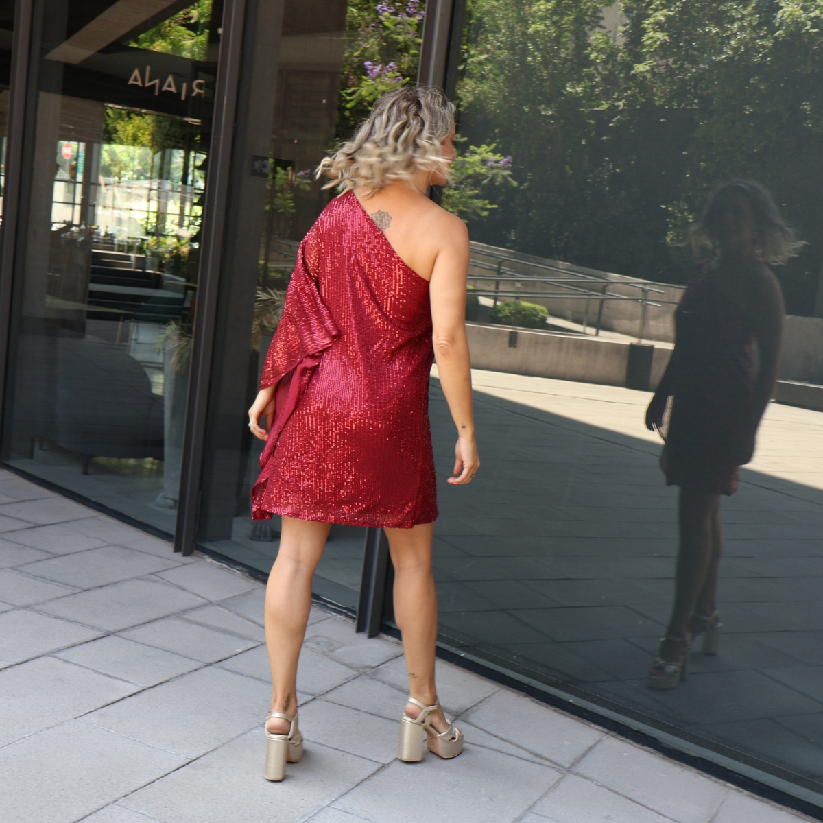 VESTIDO CORTO BRILLOS BURDEO