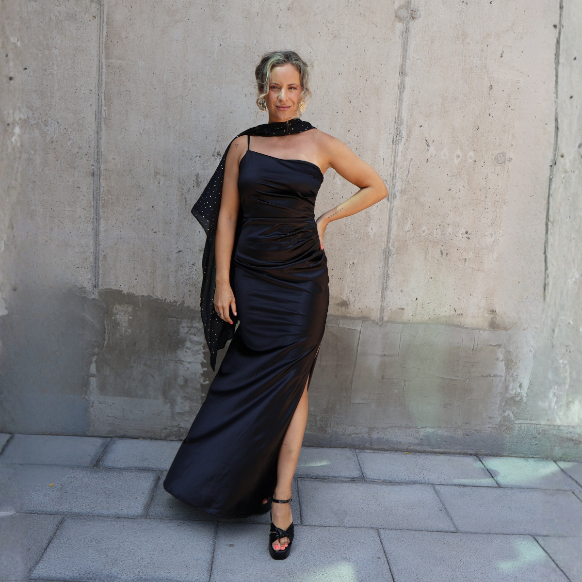 CAPA LUCRECIA TACHAS NEGRO